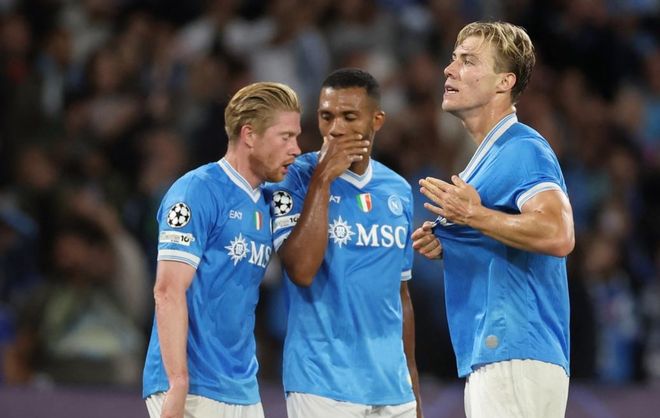 她用前手刺 她用前手刺